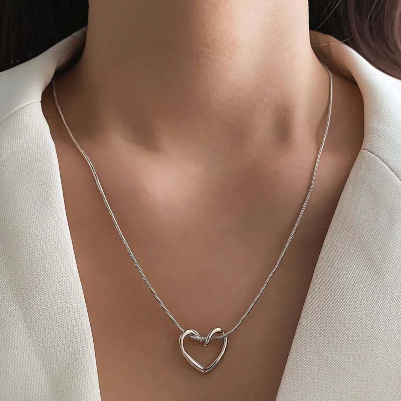 😊New Simple Hollow Love Heart Pendant Necklace for Women Fashion Creative Geometric Clavicle Chain Necklaces Party Jewelry Gift🥳